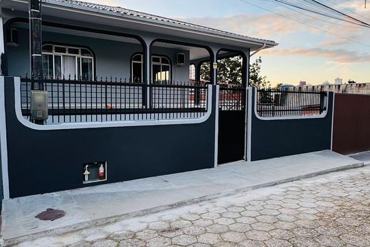 Fachada de casa para alugar com 3 quartos, 500m² em Jardim Cidade de Florianopolis, São José