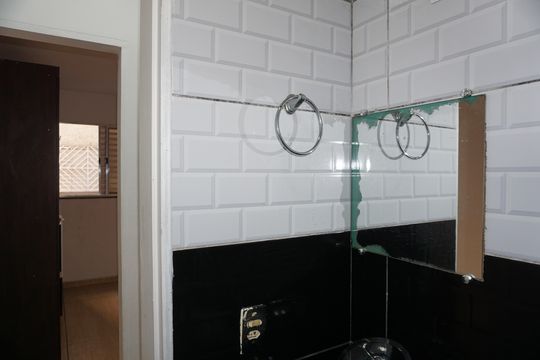 Banheiro de apartamento para alugar com 2 quartos, 44m² em Chácaras Caxingui, Embu das Artes