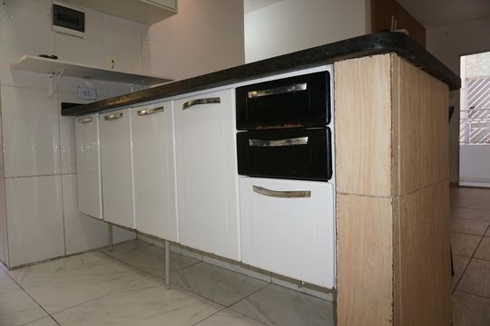 Cozinha de apartamento para alugar com 2 quartos, 44m² em Chácaras Caxingui, Embu das Artes