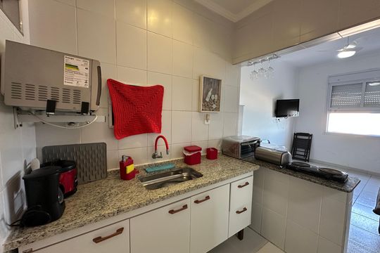 Cozinha de apartamento para alugar com 1 quarto, 25m² em Itararé, São Vicente