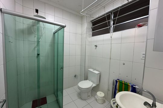 Banheiro de apartamento para alugar com 1 quarto, 25m² em Itararé, São Vicente