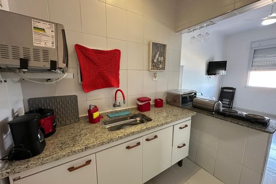 Cozinha de apartamento para alugar com 1 quarto, 25m² em Itararé, São Vicente