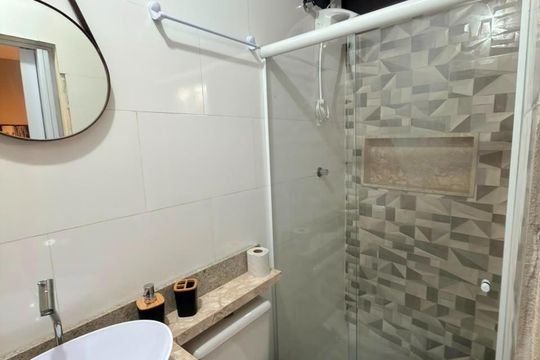 Banheiro de kitnet/studio para alugar com 1 quarto, 29m² em Parque Jardim Carioca, Campos dos Goytacazes