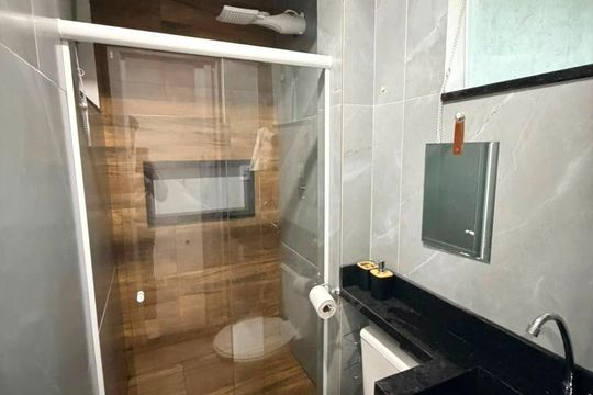 Banheiro de kitnet/studio para alugar com 1 quarto, 29m² em Parque Jardim Carioca, Campos dos Goytacazes