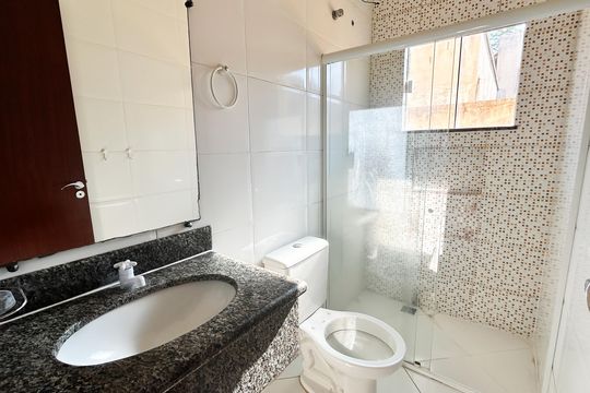 Banheiro social de apartamento para alugar com 2 quartos, 55m² em Terra Firme, Rio das Ostras