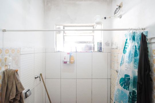 Banheiro da edícula de casa à venda com 3 quartos, 250m² em Vila Mariza, São Bernardo do Campo