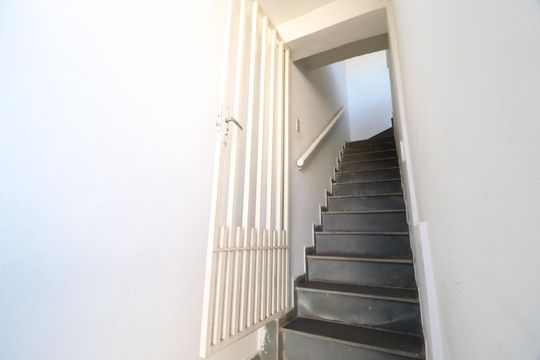 Escada de kitnet/studio para alugar com 1 quarto, 40m² em Pacaembu, Uberlândia
