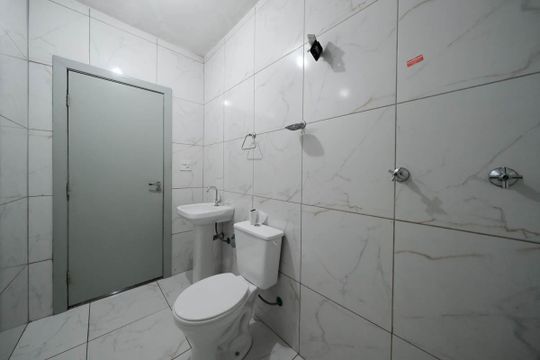 Banheiro de casa para alugar com 2 quartos, 100m² em Vila Buenos Aires, São Paulo