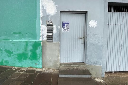 Placa instalada em 24/07/2026 com o código HUCG-129 de kitnet/studio para alugar com 1 quarto, 28m² em Feitoria, São Leopoldo