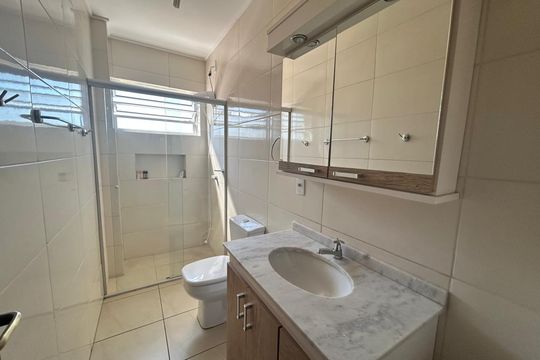 Banheiro de apartamento à venda com 4 quartos, 75m² em Petrópolis, Porto Alegre