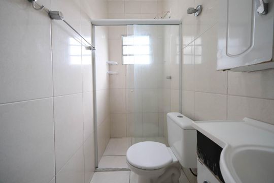 Banheiro de casa para alugar com 2 quartos, 70m² em Jardim Arize, São Paulo