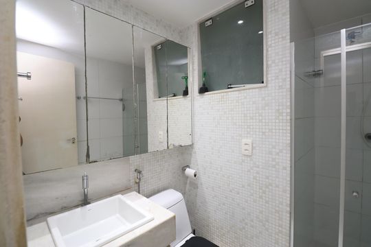 Banheiro de apartamento para alugar com 2 quartos, 80m² em Costa Azul, Salvador