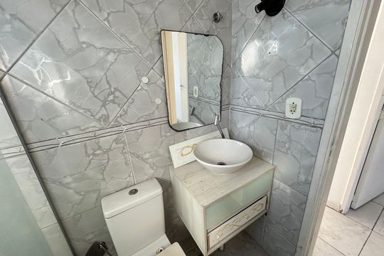 Banheiro de apartamento para alugar com 2 quartos, 54m² em Vila Valqueire, Rio de Janeiro