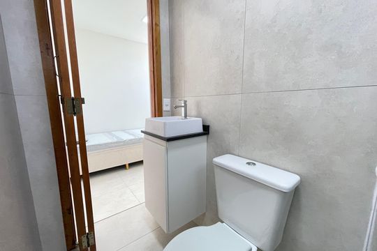 Banheiro de kitnet/studio para alugar com 1 quarto, 15m² em Cidade São Francisco, São Paulo