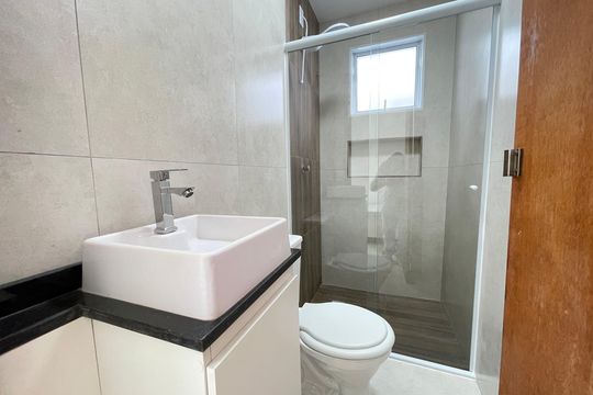 Banheiro de kitnet/studio para alugar com 1 quarto, 15m² em Cidade São Francisco, São Paulo