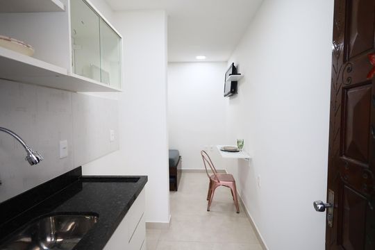 Cozinha de kitnet/studio para alugar com 1 quarto, 15m² em Cidade São Francisco, São Paulo