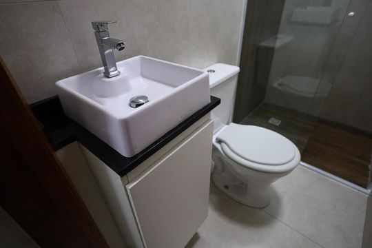 Banheiro de kitnet/studio para alugar com 1 quarto, 15m² em Cidade São Francisco, São Paulo