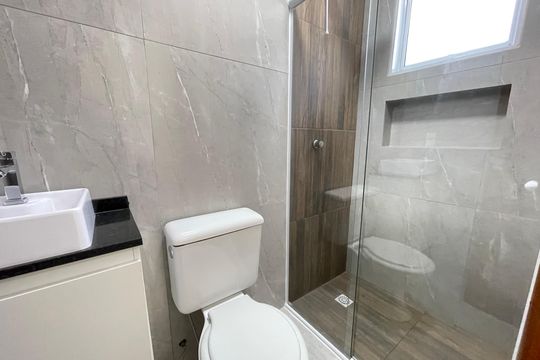 Banheiro de kitnet/studio para alugar com 1 quarto, 24m² em Cidade São Francisco, São Paulo