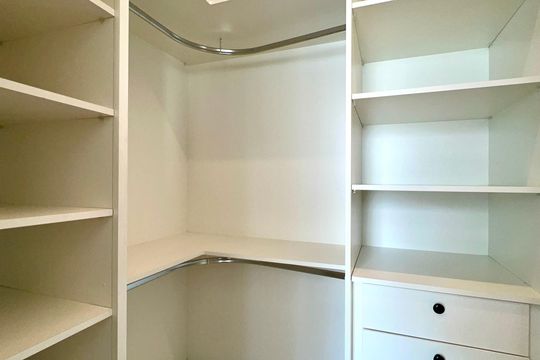 Closet da suíte de apartamento para alugar com 1 quarto, 38m² em Pinheiros, São Paulo