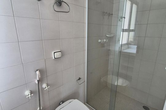 Banheiro de apartamento à venda com 1 quarto, 136m² em Real Parque, São Paulo