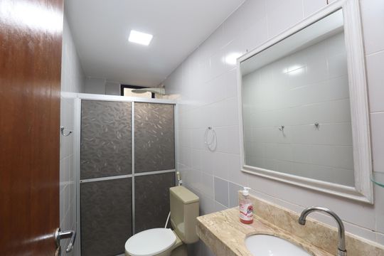 Banheiro de apartamento para alugar com 2 quartos, 120m² em Praia do Flamengo, Salvador