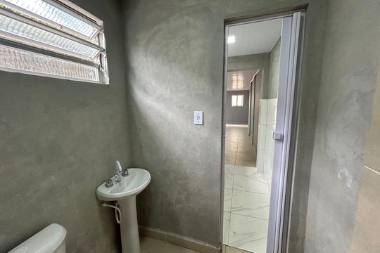 Banheiro de kitnet/studio para alugar com 1 quarto, 40m² em Bento Ribeiro, Rio de Janeiro