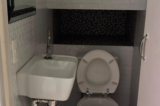 Banheiro de apartamento para alugar com 2 quartos, 65m² em Granja Viana, Cotia