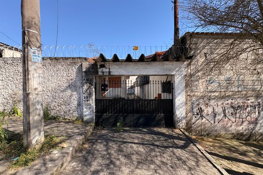 Fachada de casa à venda com 3 quartos, 180m² em Cidade São Jorge, Santo André