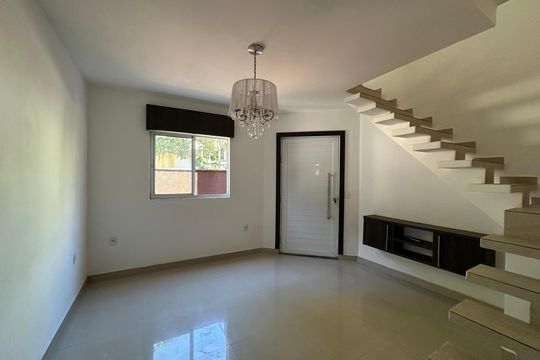 Casa de Condomínio para alugar com 4 quartos, 200m² em Vargem Pequena, Rio de Janeiro