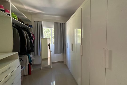 Closet de casa de condomínio para alugar com 4 quartos, 200m² em Vargem Pequena, Rio de Janeiro
