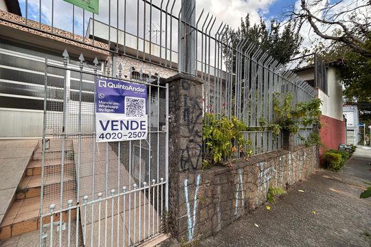 Fachada  de casa à venda com 3 quartos, 250m² em Jardim Aeroporto, São Paulo
