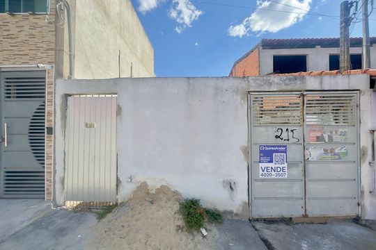 Placa instalada na fachada do imóvel de casa à venda com 2 quartos, 125m² em Jardim Presidente Dutra, Guarulhos