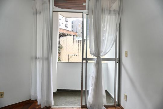 Varanda da sala de apartamento à venda com 2 quartos, 85m² em Santo Antônio, Belo Horizonte