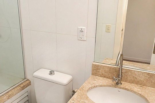 Banheiro social de casa de condomínio para alugar com 2 quartos, 61m² em Jardim do Salso, Porto Alegre
