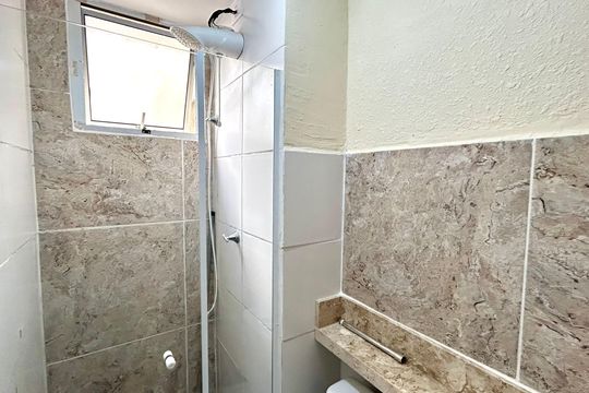Banheiro social de apartamento para alugar com 2 quartos, 42m² em Vila Nova Bonsucesso, Guarulhos