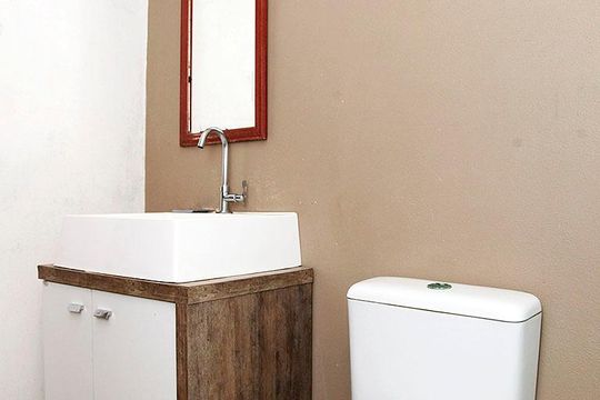 Banheiro social de apartamento à venda com 2 quartos, 80m² em Floresta, Porto Alegre
