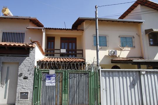 Fachada de casa para alugar com 3 quartos, 120m² em Alto Caiçaras, Belo Horizonte