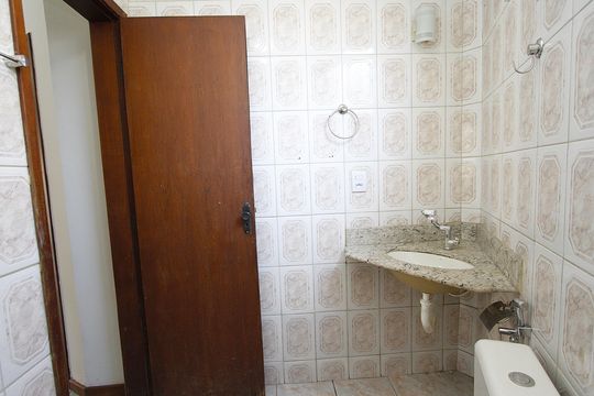Banheiro 2 de casa para alugar com 3 quartos, 120m² em Alto Caiçaras, Belo Horizonte