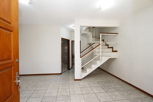 Sala de casa para alugar com 3 quartos, 120m² em Alto Caiçaras, Belo Horizonte