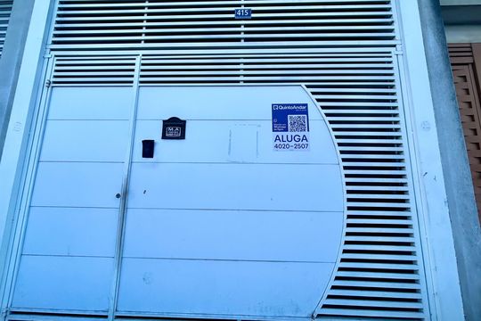 Placa instalada na fachada do imóvel  de casa para alugar com 2 quartos, 131m² em Vila Real, Guarulhos