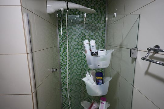 Banheiro de casa de condomínio à venda com 2 quartos, 112m² em Rio Pequeno, São Paulo