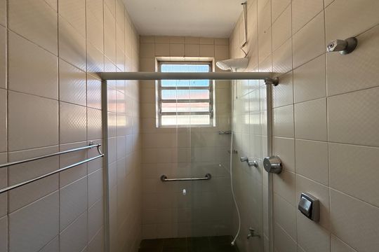 Banheiro de kitnet/studio para alugar com 1 quarto, 25m² em Pinheiros, São Paulo