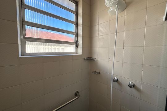 Banheiro de kitnet/studio para alugar com 1 quarto, 25m² em Pinheiros, São Paulo