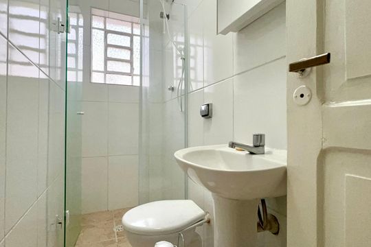 Banheiro de apartamento para alugar com 1 quarto, 25m² em Pinheiros, São Paulo