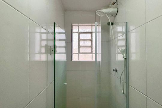 Banheiro de apartamento para alugar com 1 quarto, 25m² em Pinheiros, São Paulo