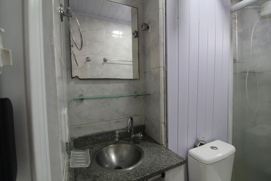 Banheiro de apartamento à venda com 2 quartos, 50m² em Barra Olímpica, Rio de Janeiro