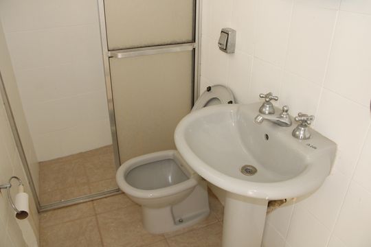 Banheiro de serviço 2 de casa de condomínio para alugar com 3 quartos, 330m² em Loteamento Banespa, Vinhedo