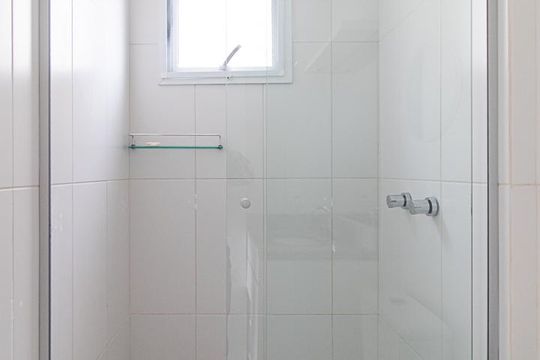 Banheiro de apartamento para alugar com 2 quartos, 58m² em Vila Nova, Porto Alegre