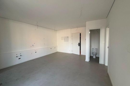 Sala / Cozinha de apartamento à venda com 1 quarto, 55m² em Centro, Curitiba
