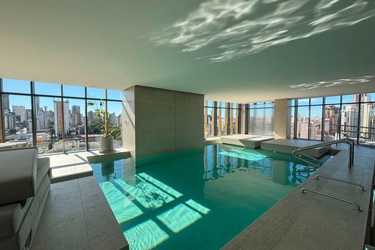 Piscina de apartamento à venda com 1 quarto, 55m² em Centro, Curitiba